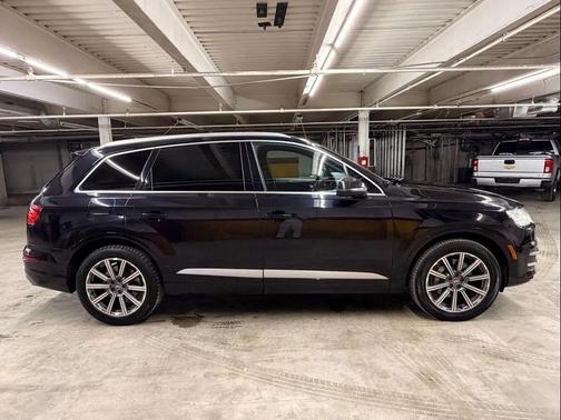 Black 2019 Audi Q7 55 Premium