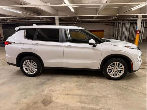 White Diamond 2022 Mitsubishi Outlander ES S-AWC