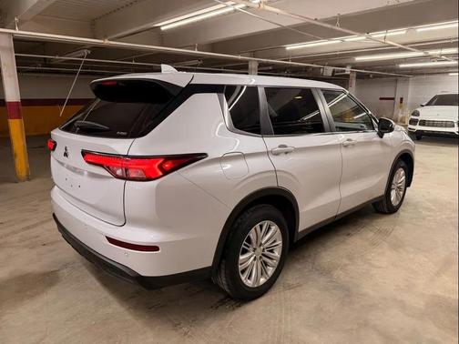 White Diamond 2022 Mitsubishi Outlander ES S-AWC