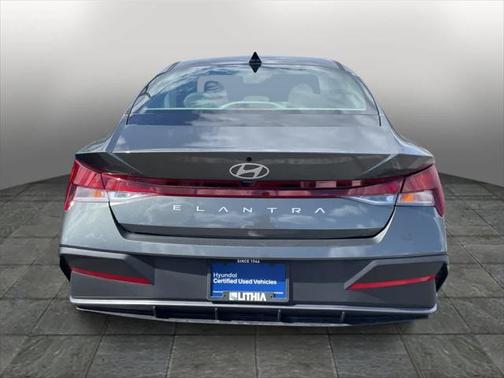 2025 Hyundai ELANTRA SE