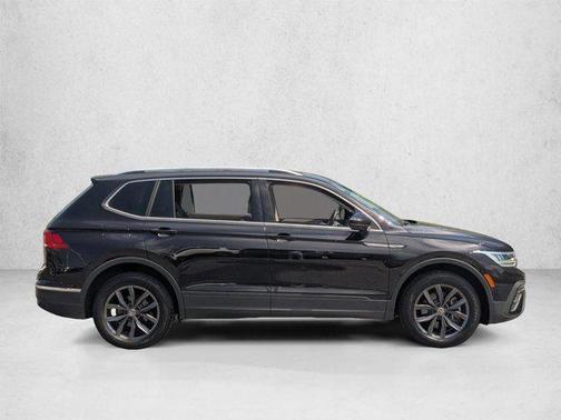 Deep Black Pearl 2022 Volkswagen Tiguan 2.0T SE