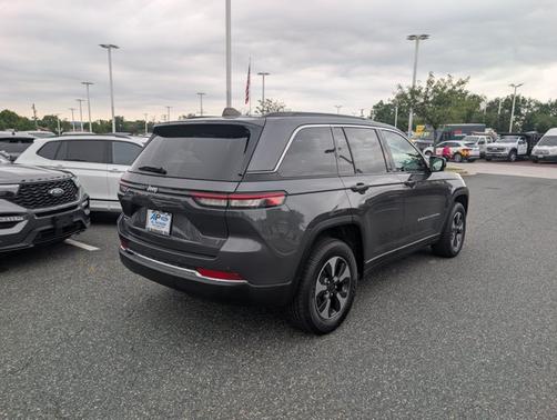 Metallic 2024 Jeep Grand Cherokee BASE