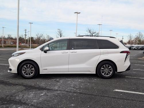 2021 Toyota Sienna LE 8 PASSENGER