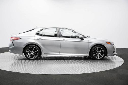 Photo 4 of 60 of 2020 Toyota Camry SE