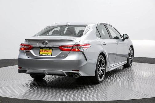 Photo 5 of 60 of 2020 Toyota Camry SE