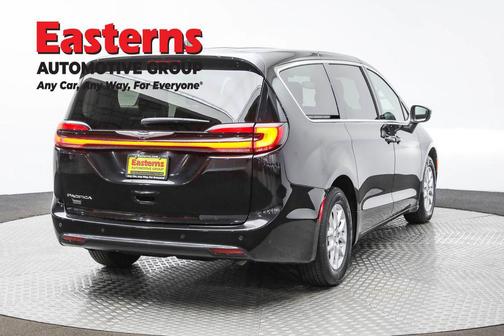 Brilliant Black Crystal Pearlcoat 2023 Chrysler Pacifica Touring L