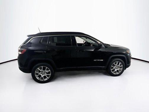 Diamond Black Crystal Pearlcoat 2022 Jeep Compass Latitude Lux