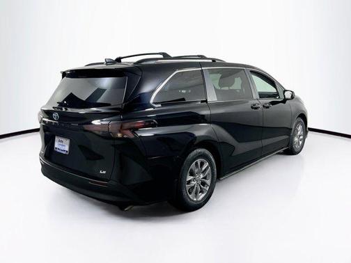 2025 Toyota Sienna LE