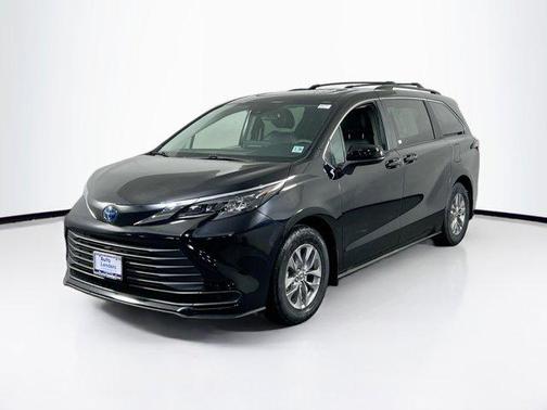 2025 Toyota Sienna LE