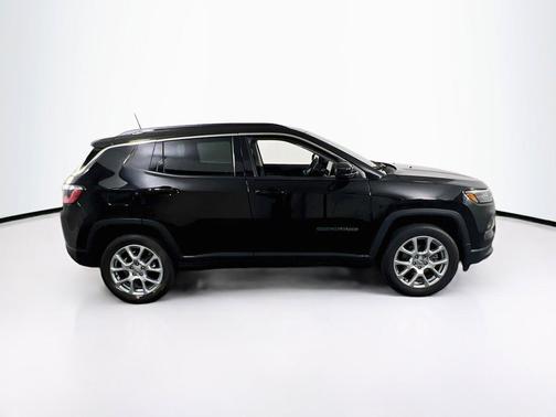 Diamond Black Crystal Pearlcoat 2022 Jeep Compass Latitude Lux