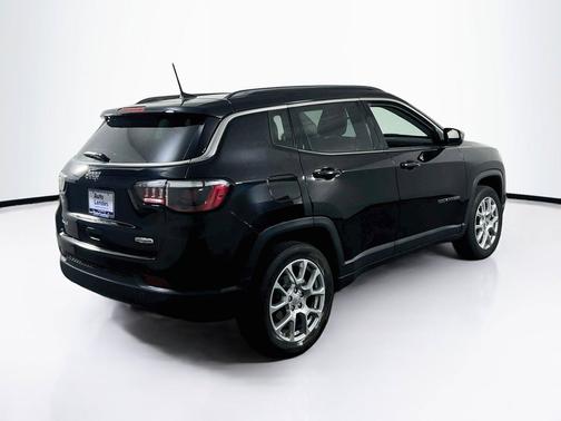 Diamond Black Crystal Pearlcoat 2022 Jeep Compass Latitude Lux