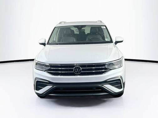 Opal White Pearl 2023 Volkswagen Tiguan 2.0T SE