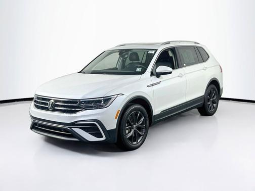 Opal White Pearl 2023 Volkswagen Tiguan 2.0T SE
