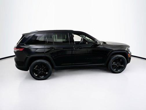 Diamond Black Crystal Pearlcoat 2023 Jeep Grand Cherokee Altitude