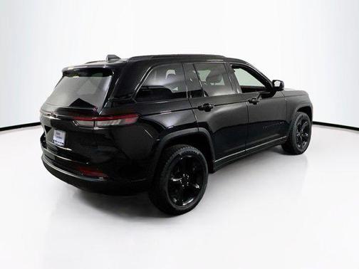 Diamond Black Crystal Pearlcoat 2023 Jeep Grand Cherokee Altitude