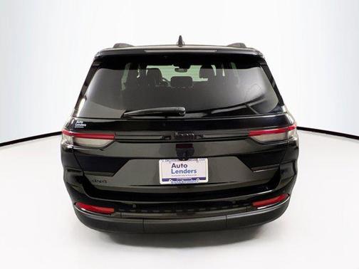 Diamond Black Crystal Pearlcoat 2023 Jeep Grand Cherokee Altitude