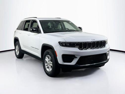 Bright White Clearcoat 2023 Jeep Grand Cherokee Laredo