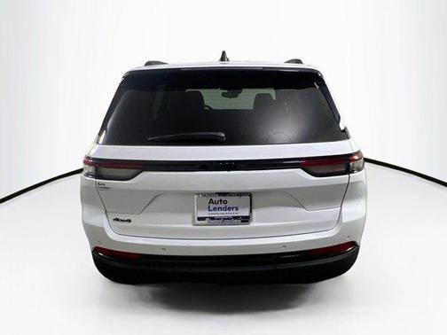 Bright White Clearcoat 2023 Jeep Grand Cherokee Altitude
