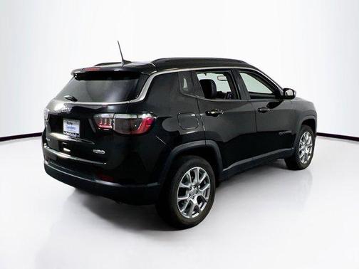 Diamond Black Crystal Pearlcoat 2022 Jeep Compass Latitude Lux