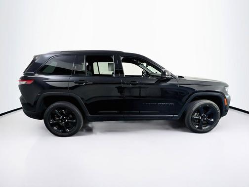 Diamond Black Crystal Pearlcoat 2023 Jeep Grand Cherokee Altitude
