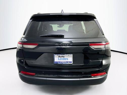 Diamond Black Crystal Pearlcoat 2023 Jeep Grand Cherokee Altitude