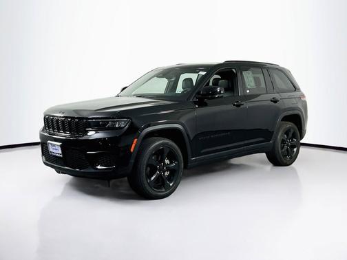 Diamond Black Crystal Pearlcoat 2023 Jeep Grand Cherokee Altitude