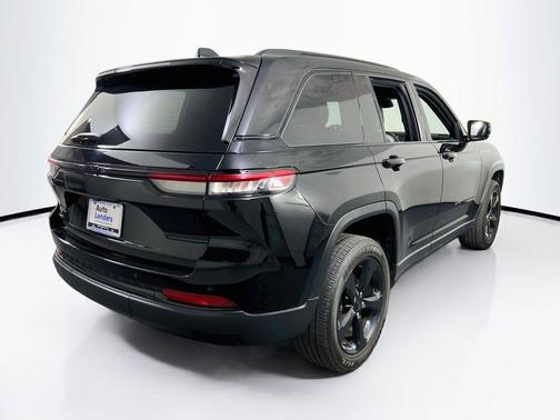 Diamond Black Crystal Pearlcoat 2023 Jeep Grand Cherokee Altitude