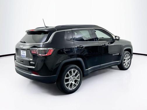 Diamond Black Crystal Pearlcoat 2022 Jeep Compass Latitude Lux