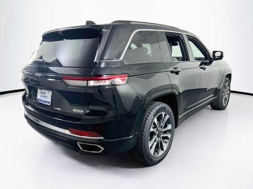 Diamond Black Crystal Pearlcoat 2023 Jeep Grand Cherokee Overland