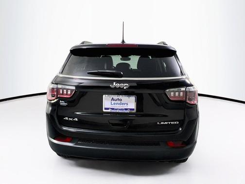 Diamond Black Crystal Pearlcoat 2022 Jeep Compass Limited