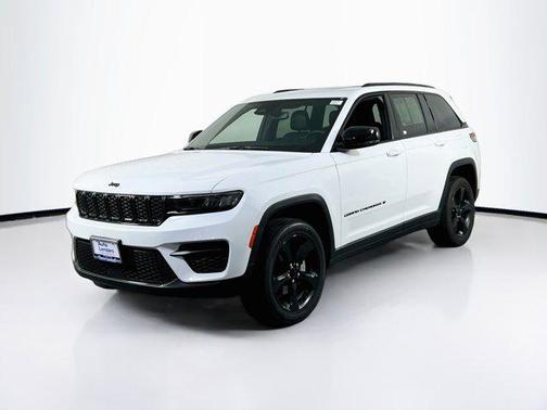 Bright White Clearcoat 2023 Jeep Grand Cherokee Altitude