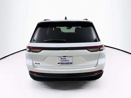 Bright White Clearcoat 2023 Jeep Grand Cherokee Altitude