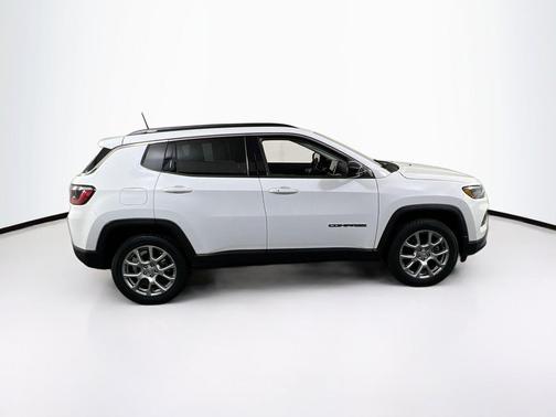 Bright White Clearcoat 2022 Jeep Compass Latitude Lux