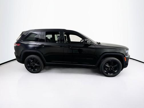Diamond Black Crystal Pearlcoat 2023 Jeep Grand Cherokee Altitude