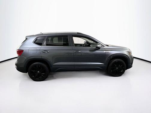 Platinum Gray Metallic 2022 Volkswagen Taos 1.5T SE