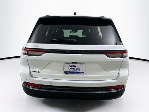 Bright White Clearcoat 2023 Jeep Grand Cherokee Altitude