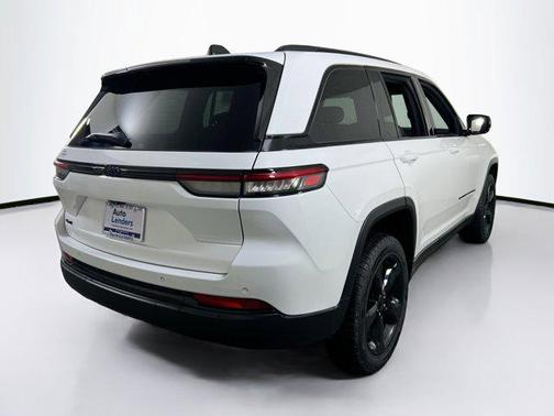 Bright White Clearcoat 2023 Jeep Grand Cherokee Altitude