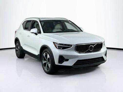 2023 Volvo XC40 B4 Plus Bright Theme