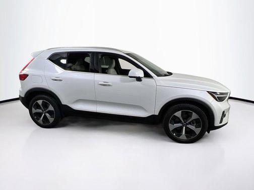 2023 Volvo XC40 B4 Plus Bright Theme