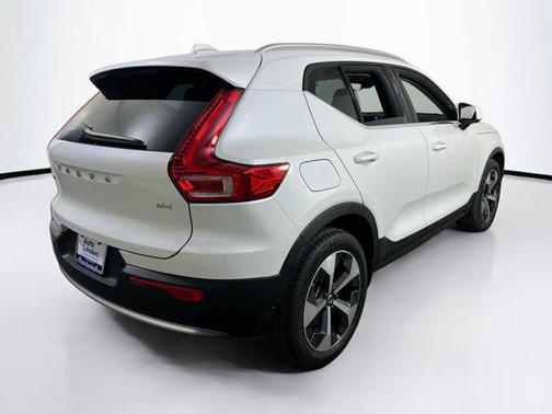 2023 Volvo XC40 B4 Plus Bright Theme