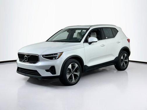 2023 Volvo XC40 B4 Plus Bright Theme