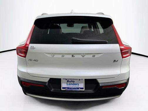 2023 Volvo XC40 B4 Plus Bright Theme