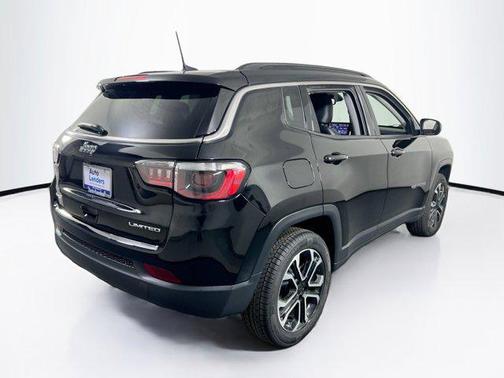 Diamond Black Crystal Pearlcoat 2022 Jeep Compass Limited