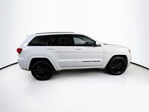 2022 Jeep Grand Cherokee Laredo