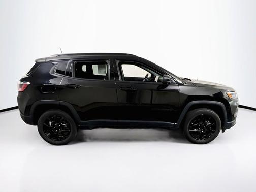 Diamond Black Crystal Pearlcoat 2022 Jeep Compass Latitude
