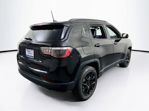 Diamond Black Crystal Pearlcoat 2022 Jeep Compass Latitude