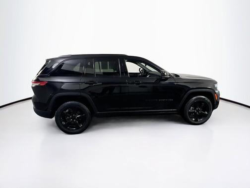 Diamond Black Crystal Pearlcoat 2023 Jeep Grand Cherokee Altitude