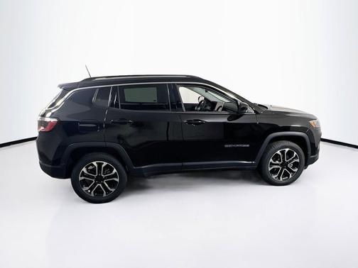 Diamond Black Crystal Pearlcoat 2022 Jeep Compass Limited