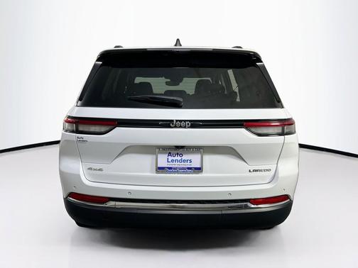 Bright White Clearcoat 2023 Jeep Grand Cherokee Laredo