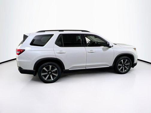 Platinum White Pearl 2023 Honda Pilot Touring 8-Passenger